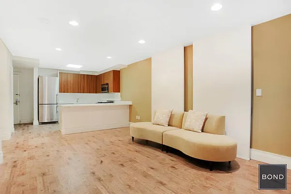 Sold by Bond New York | media 10