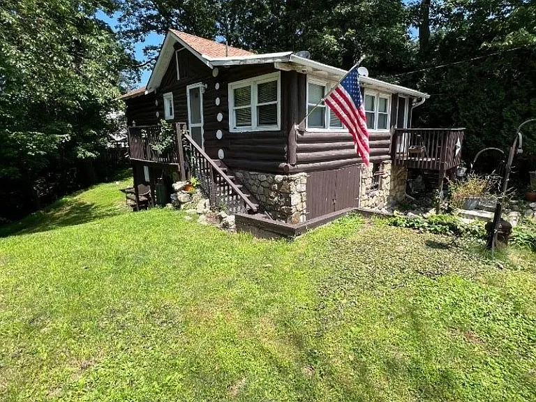 20 Wildwood St — Photo 2