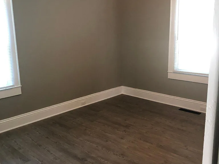 Mid bedroom