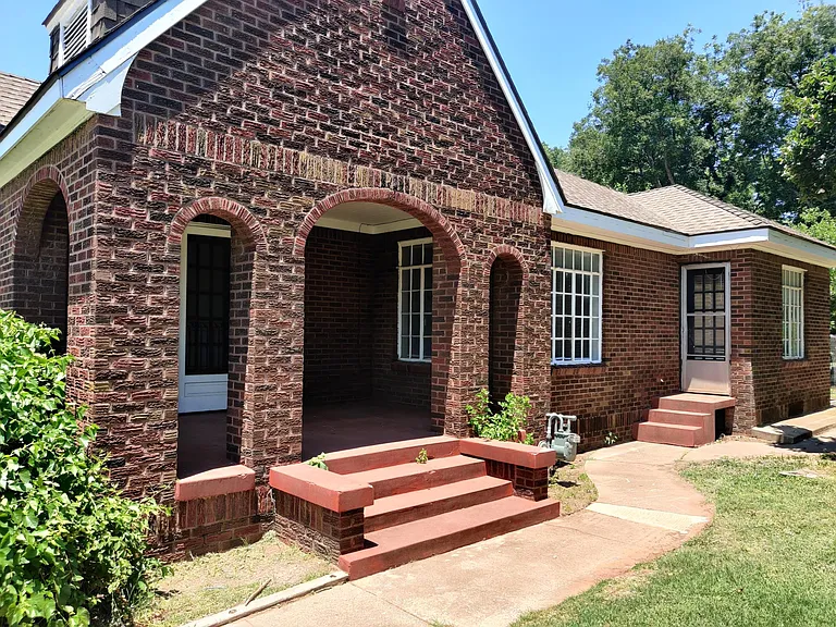 Covered side porch