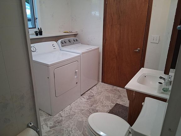 3rd image of 217 W Oak St
