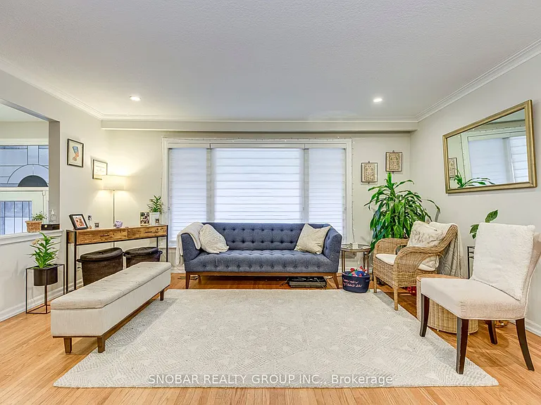 52 Decarie Cir — Photo 6