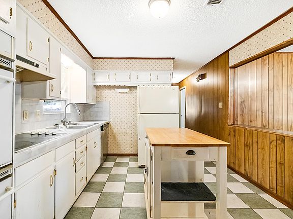 5th image of 100 White Hall Ave