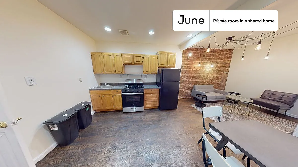 Queen bedroom in 4 bed/1.5 bath home in Central Harlem #1739 B — Photo 4