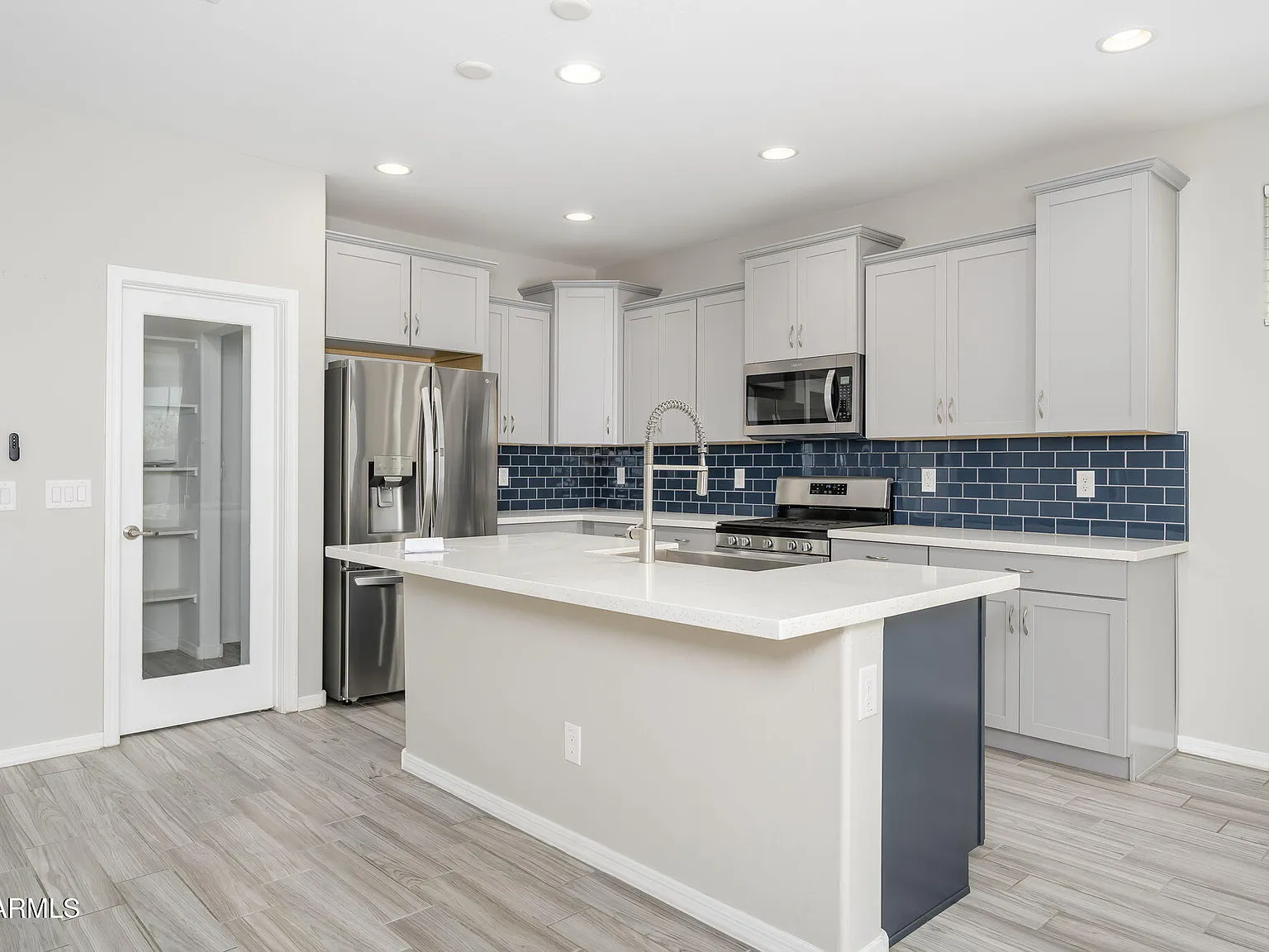 4 bed, 2.5 bath, 2636 sqft, $3,000 — Photo 2