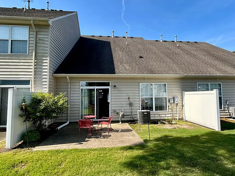 2113 Livingston St — Photo 27