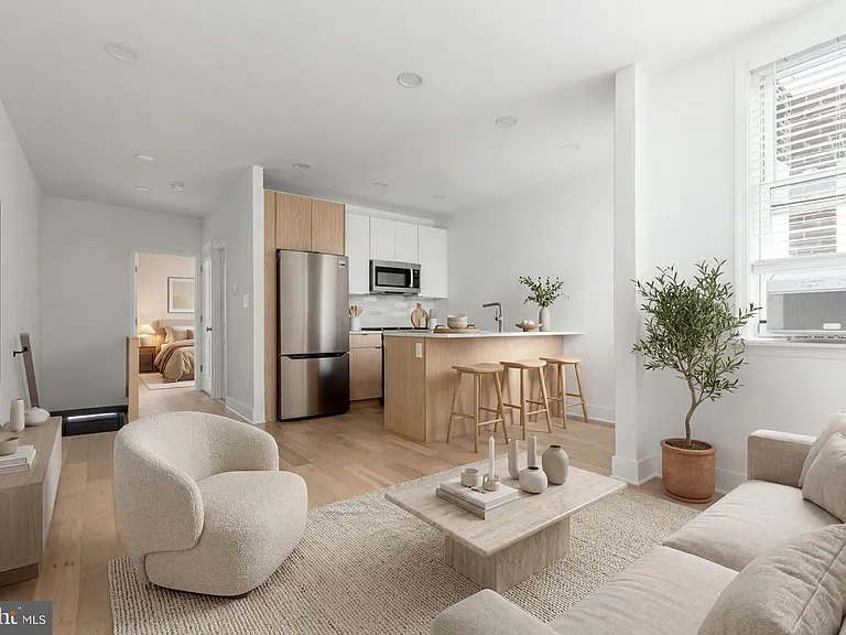 5461 W Berks St — Photo 2