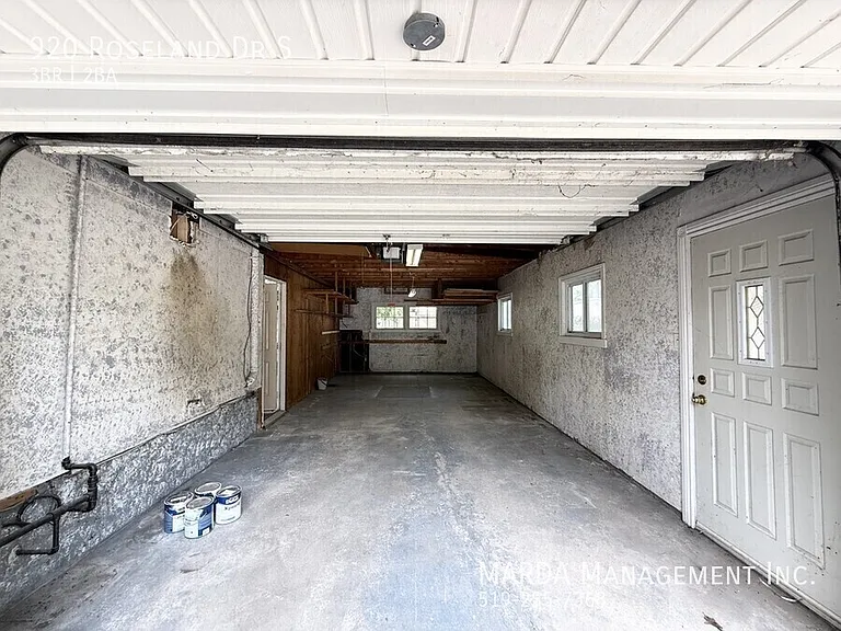920 Roseland Dr S — Photo 40