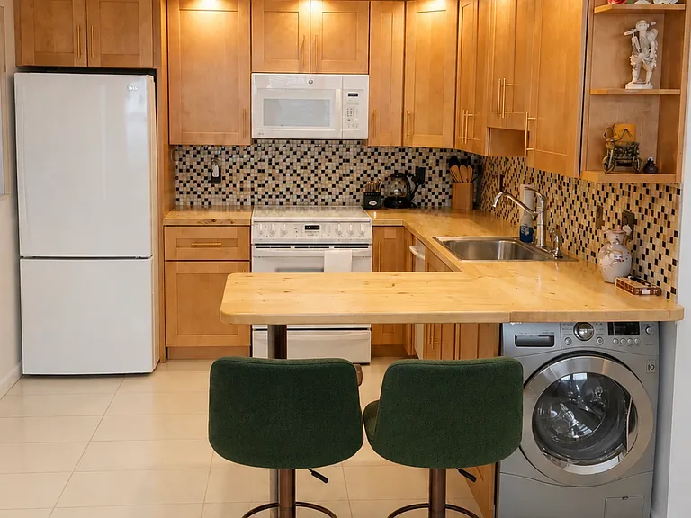 205 NE 3rd St #104 — Photo 2