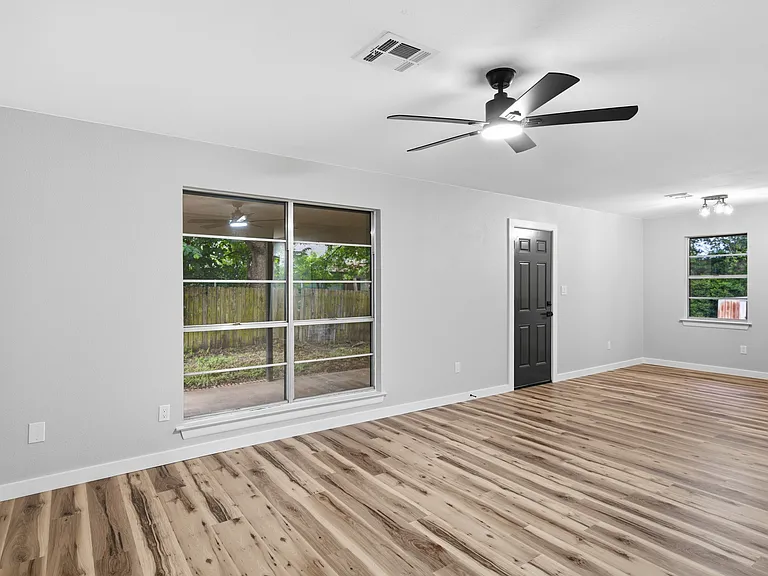 1009 S Jefferson St — Photo 3