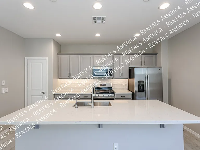 9978 W Piccadilly Rd — Photo 11