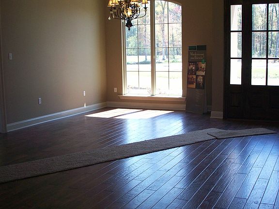 4th image of 19240 Greenleaf Cir