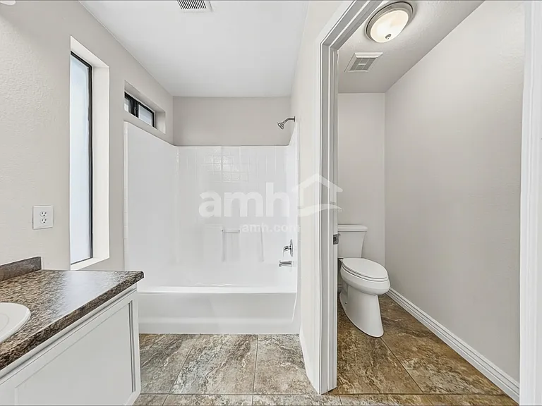 2015 E Daley Ln — Photo 11