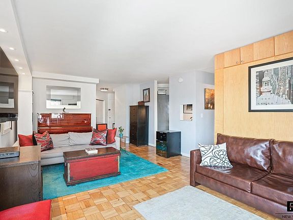 3rd image of 14 Horatio St APT 15A