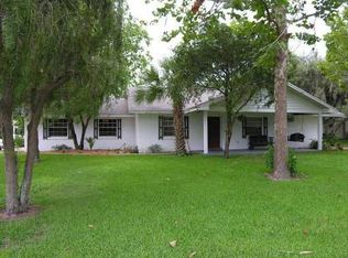 901 Sandalwood Dr, Plant City, FL 33563