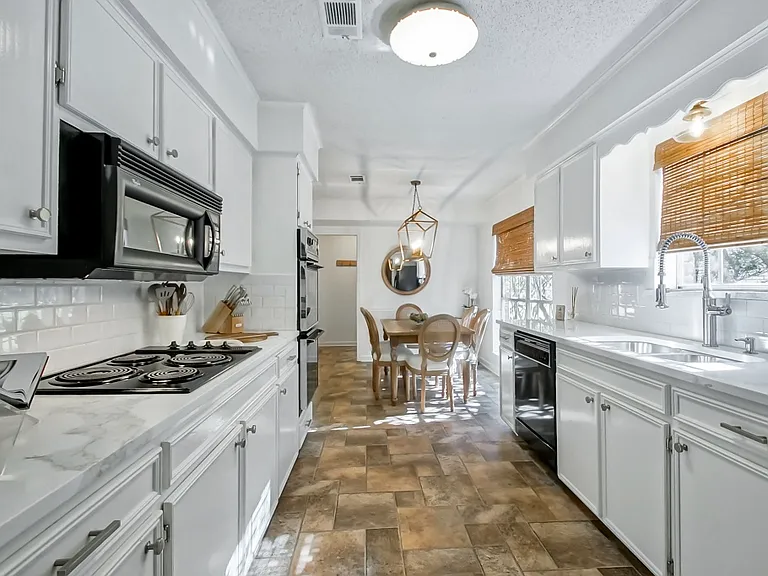 912 N Coventry Dr — Photo 9