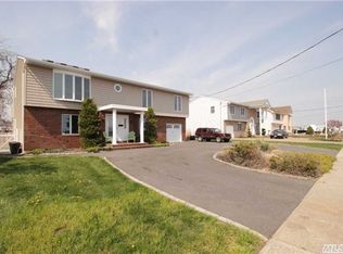 44 River St, Lindenhurst, NY 11757