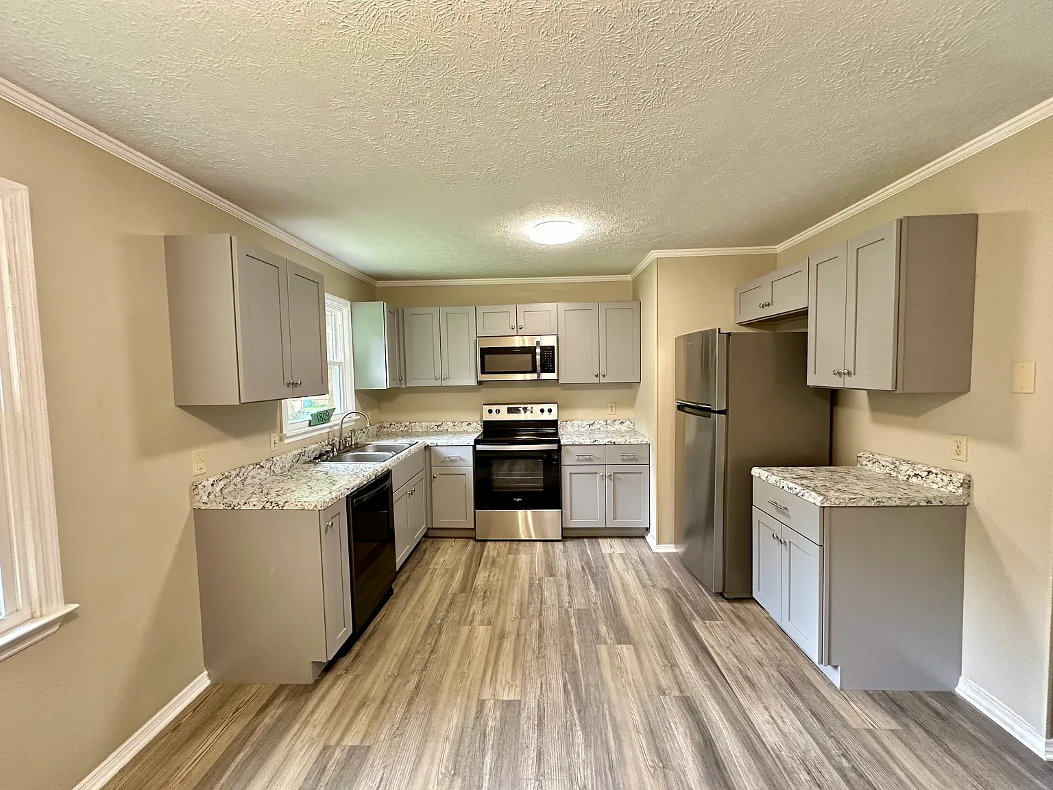 3 bed, 1.5 bath, 1100 sqft, $1,675 — Photo 3