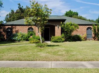 105 Spruce St, Lake Jackson, TX 77566