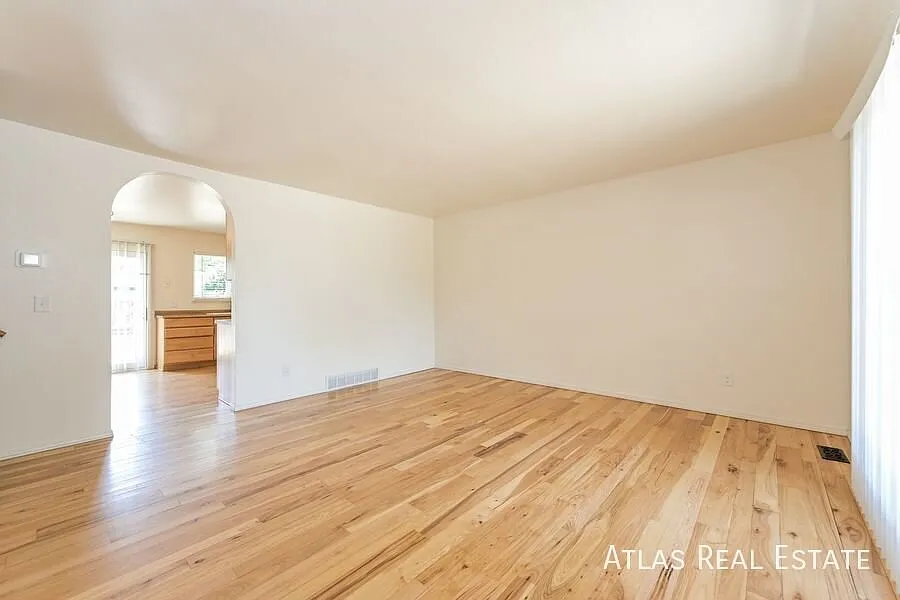 2 Weeks Free Rent & Free 55" Tv If Moved In By 9/15! Charming 4bd/2ba Home On Quiet Cul-de-Sac Ne... — Photo 4