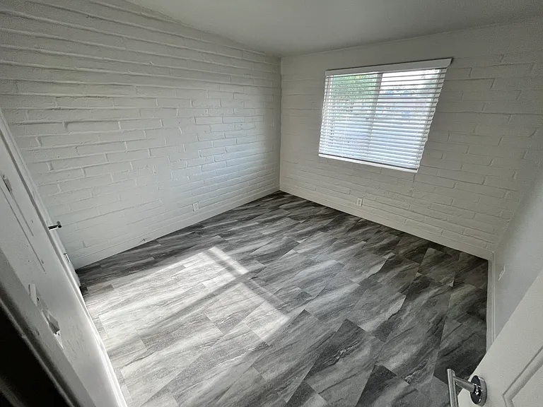 2933 N Euclid Ave — Photo 29