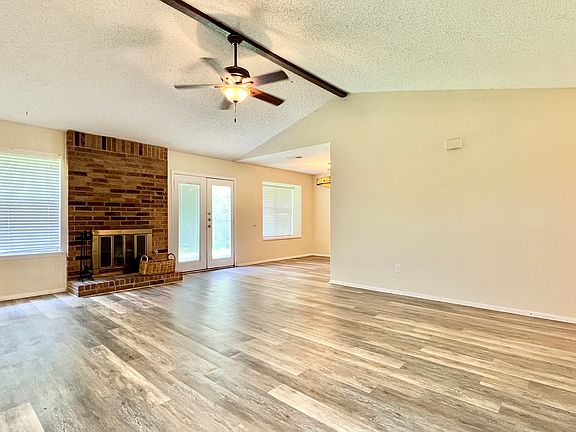 2nd image of 702 Twin Oak Trl
