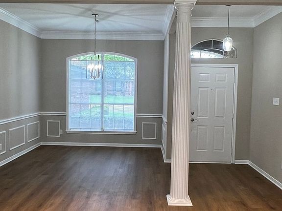 3rd image of 109 E Chapman Rd