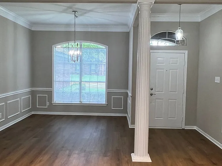 109 E Chapman Rd — Photo 3