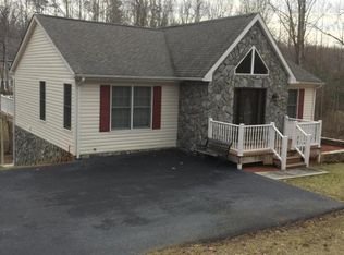 224 Meadow Point Dr, Moneta, VA 24121