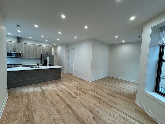2nd image of 715 W Aldine Ave