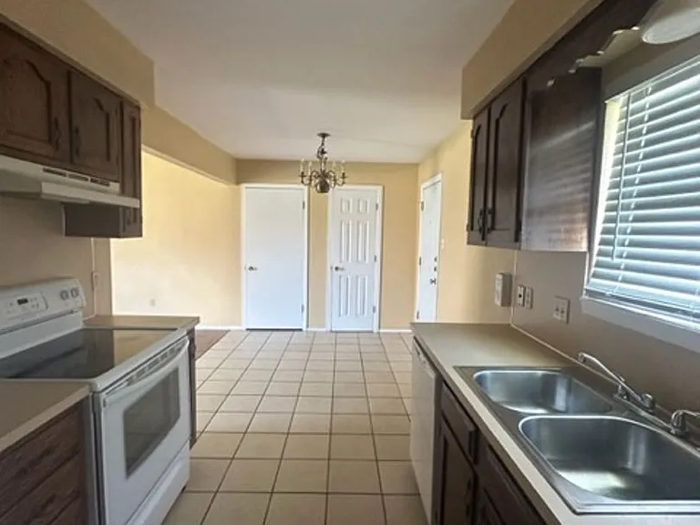 3725 Scranton Ln — Photo 5