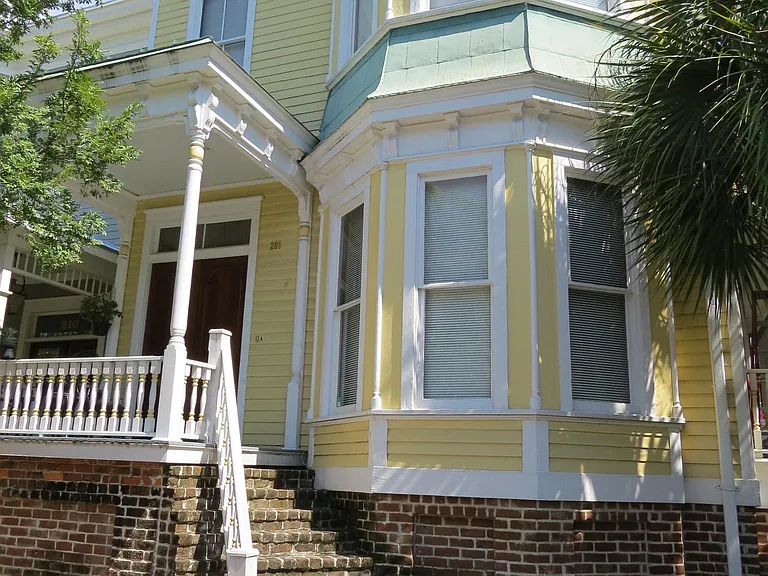 208 W Waldburg St #A — Photo 2