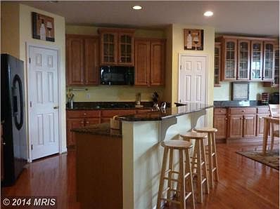 Kitchen with breakfast bar