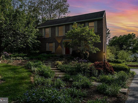 3rd image of 13 Fieldstone Dr