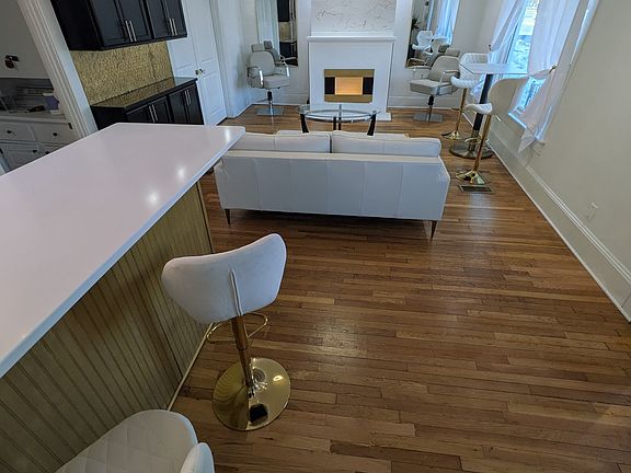 4th image of 1019 Berryville Ave #1