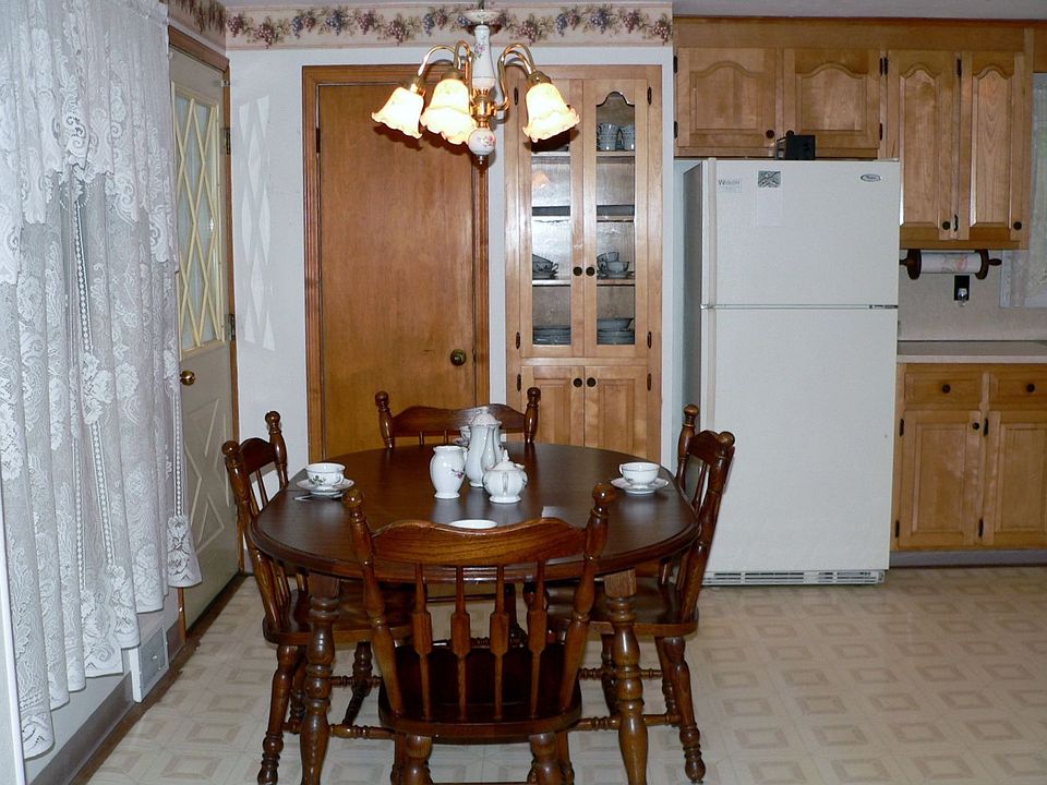 Eatin kitchen/dining area