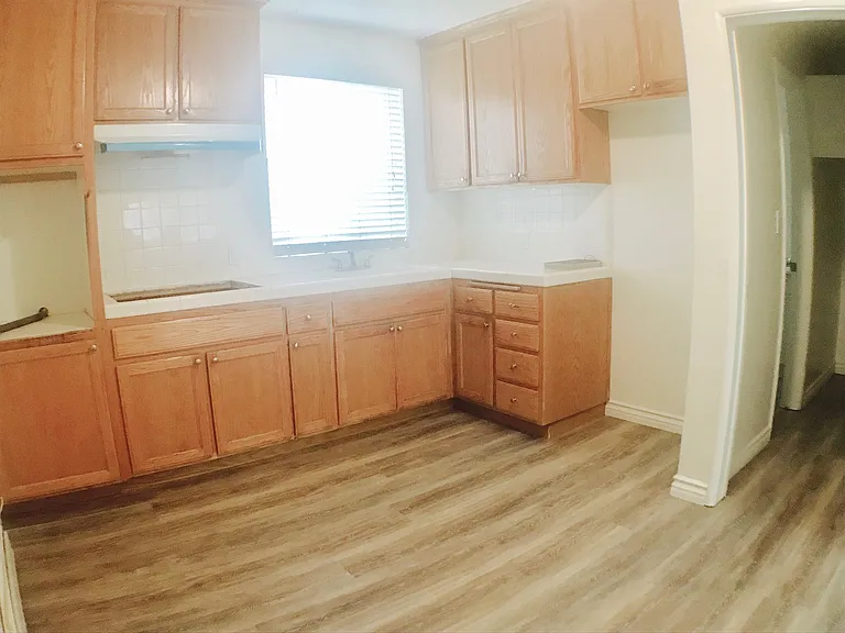 Large Studio with a full kitchen and Bath One Parking space included — Photo 4