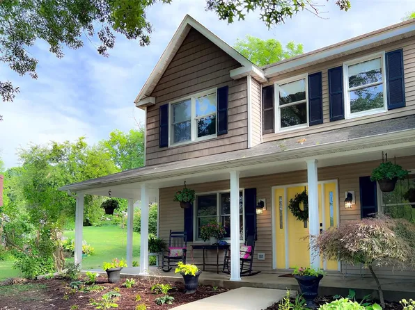 6 Foxmoor, Lebanon, IL 62254