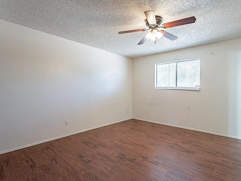 239 E Erie Dr — Photo 30