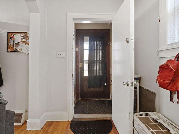 3rd image of 266 King St W #A