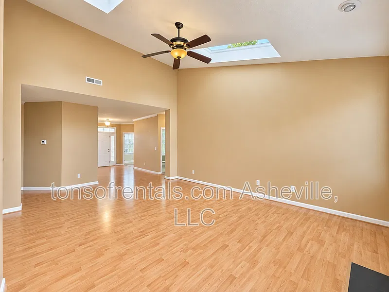3 bed, 2.0 bath, 2350 sqft, $2,795 — Photo 4