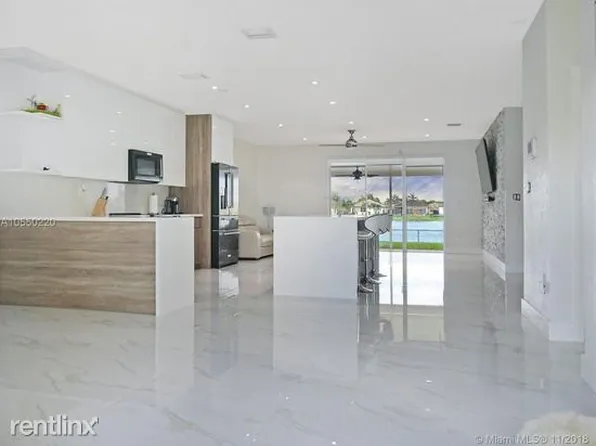 7823 NW 194th Ter, Hialeah, FL 33015