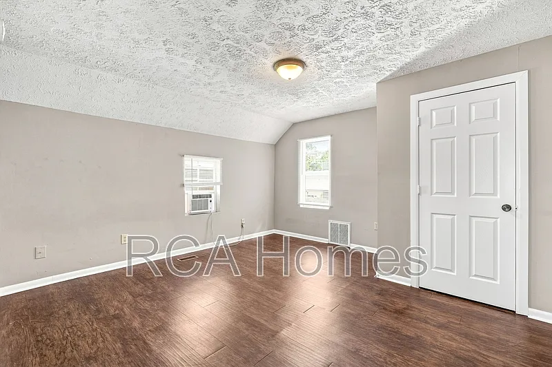2 bed, 1.0 bath, $1,050 — Photo 4