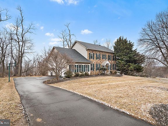 2nd image of 111 Charlestown Hunt Dr