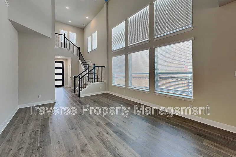 4 bed, 2.5 bath, 2687 sqft, $3,495 — Photo 3