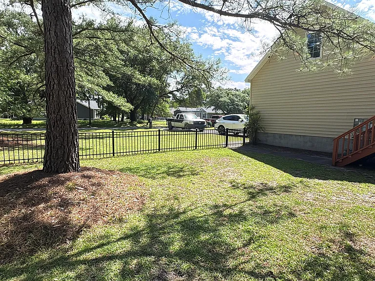 901 Firefly Ct — Photo 29