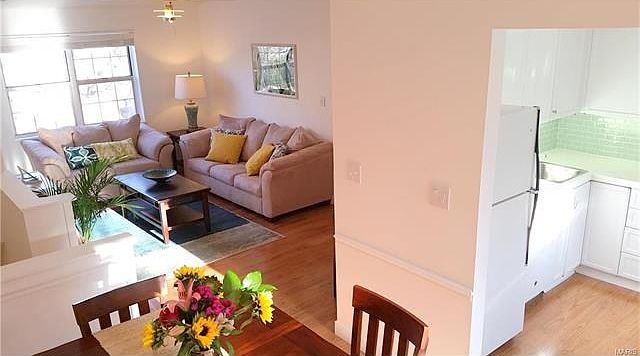 Bright, clean and freshly painted with neutral colors!