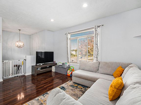 5th image of 2872 Burritt St NW