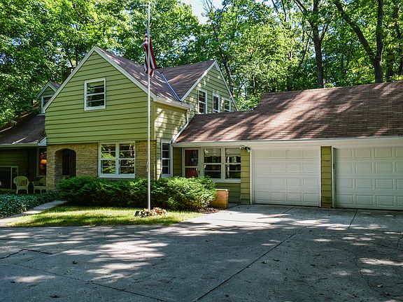 Attached 2 car garage