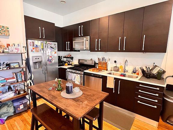 3rd image of 1919 W Armitage Ave APT 2R